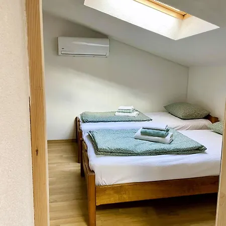 شقة Cozy Attic And Backyard