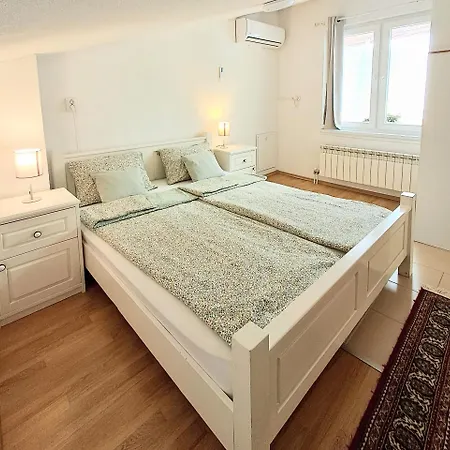 Apartament Cozy Attic&backyard *