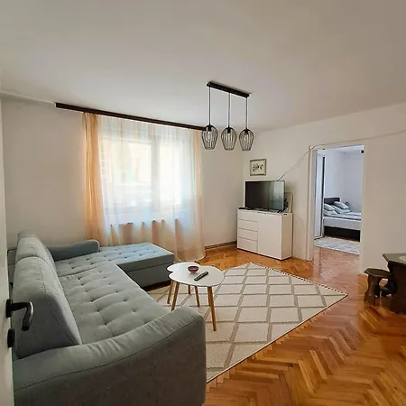 شقة Cozy Attic And Backyard *