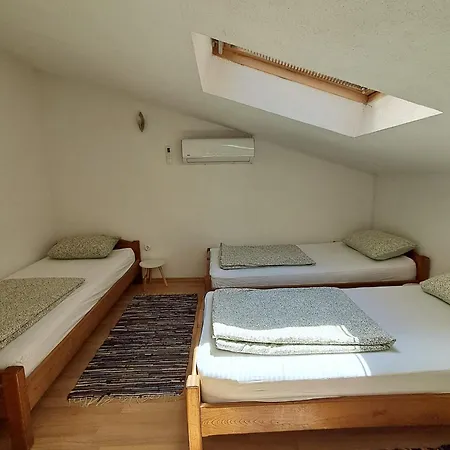 Cozy Attic And Backyard *