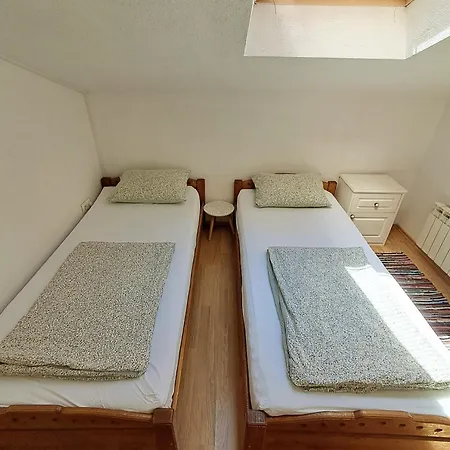 Cozy Attic And Backyard سراييفو