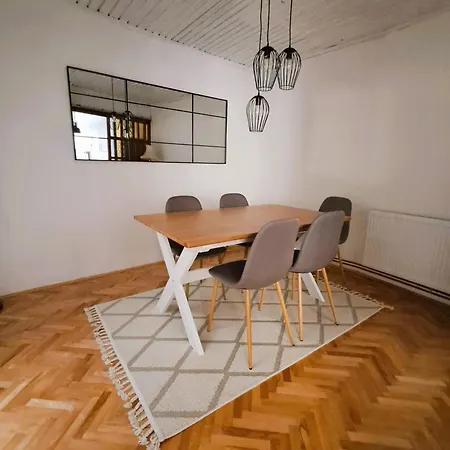 شقة Cozy Attic And Backyard