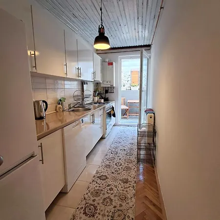 شقة Cozy Attic And Backyard